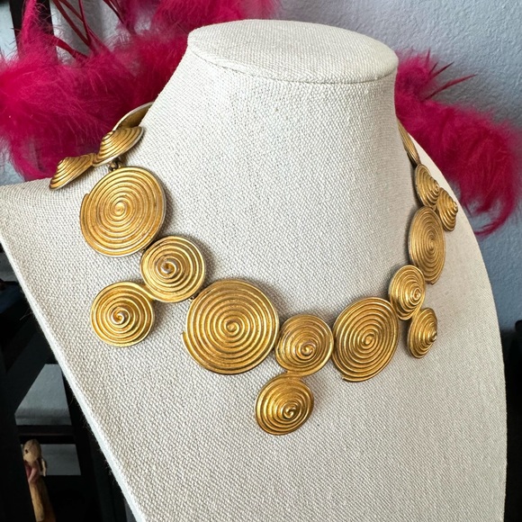Vintage Gold Tone Swirl Circle Necklace - Picture 3 of 11